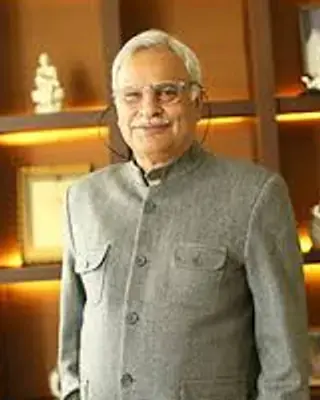 Portrait of Dr. Navin Dang